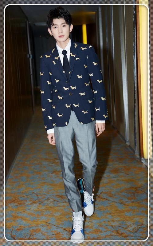 王源时尚我不懂!腰包挎出80年代手机套既视感,网友直呼:辣眼睛