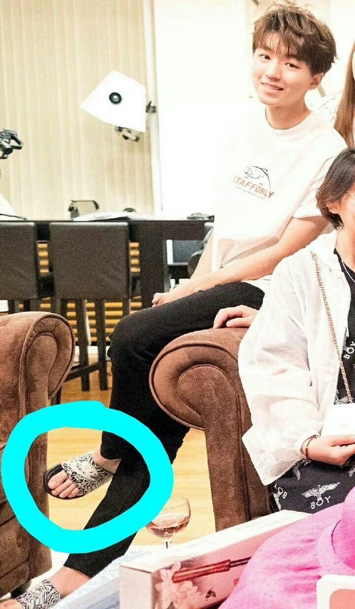 王俊凯和别人一起合影,粉丝发现他的脚趾头长