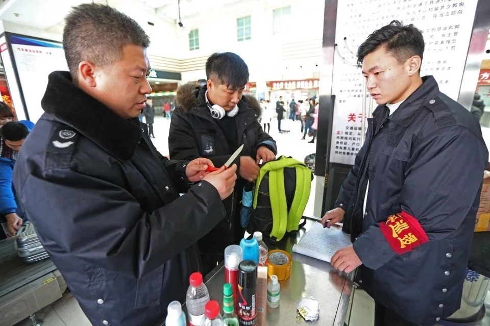 客运站里的工作人员，对每一位旅客携带的可疑物品都会认真仔细检查，这样才能保证大家的旅途安全。