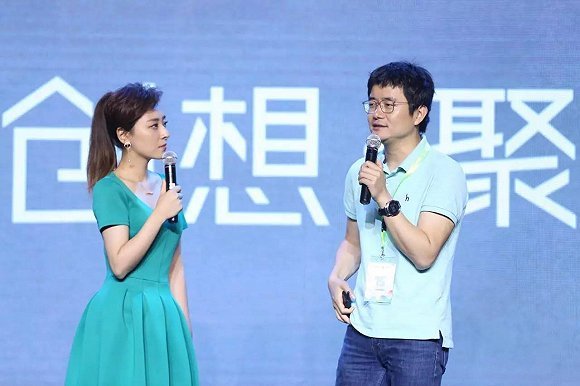 图为嘉宾传媒创始人吴婷对话傅盛