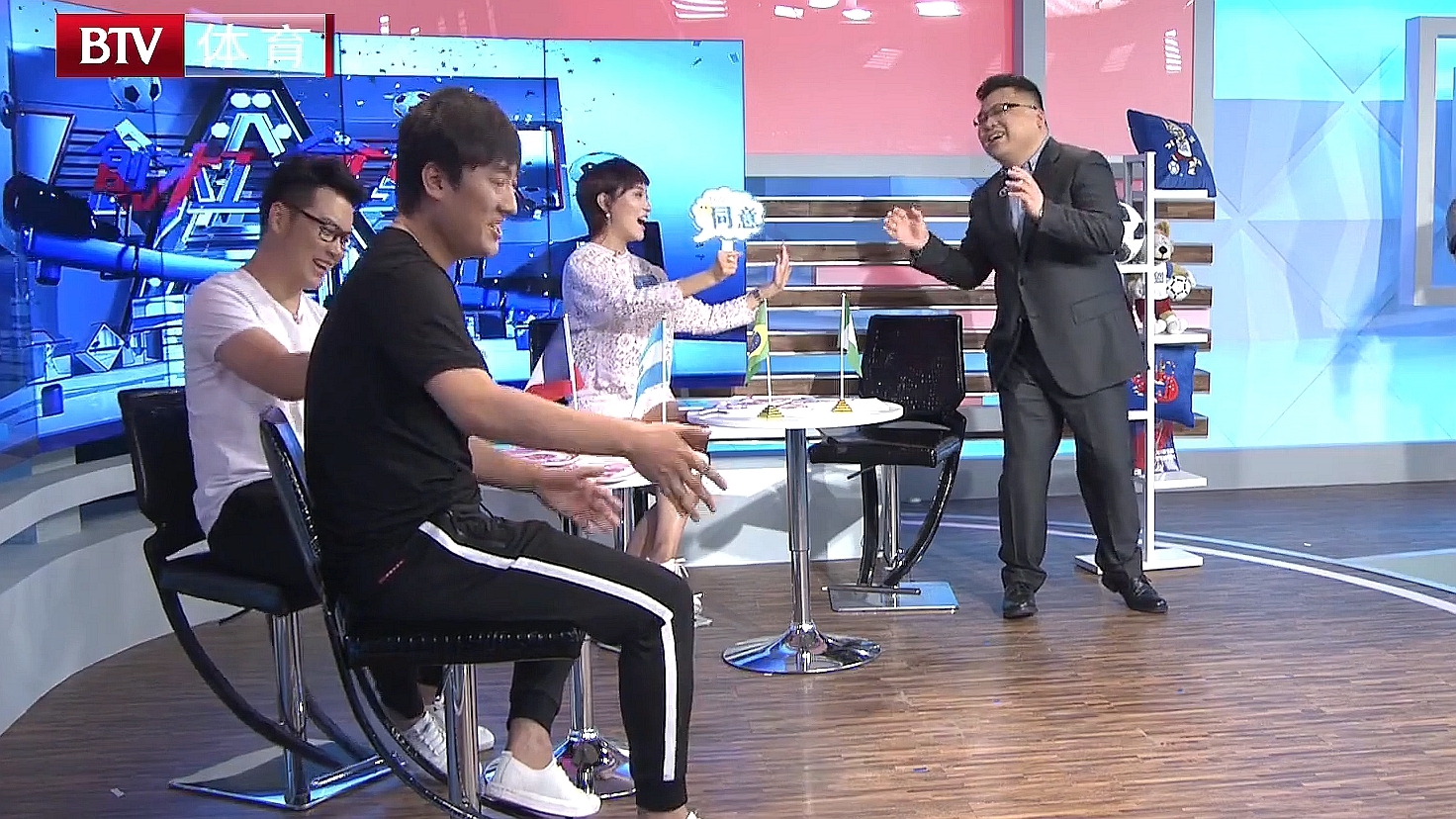 江文川跨界唱《浮夸》 献给绝处逢生的阿根廷 江文川跨界唱《浮夸》 献给绝处逢生的阿根廷