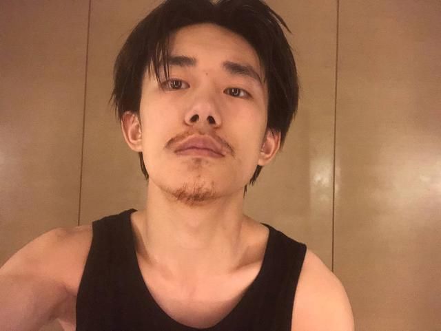 tfboys王源秀腹肌易烊千玺蓄胡须,唯一的成年人王俊凯却在过六一