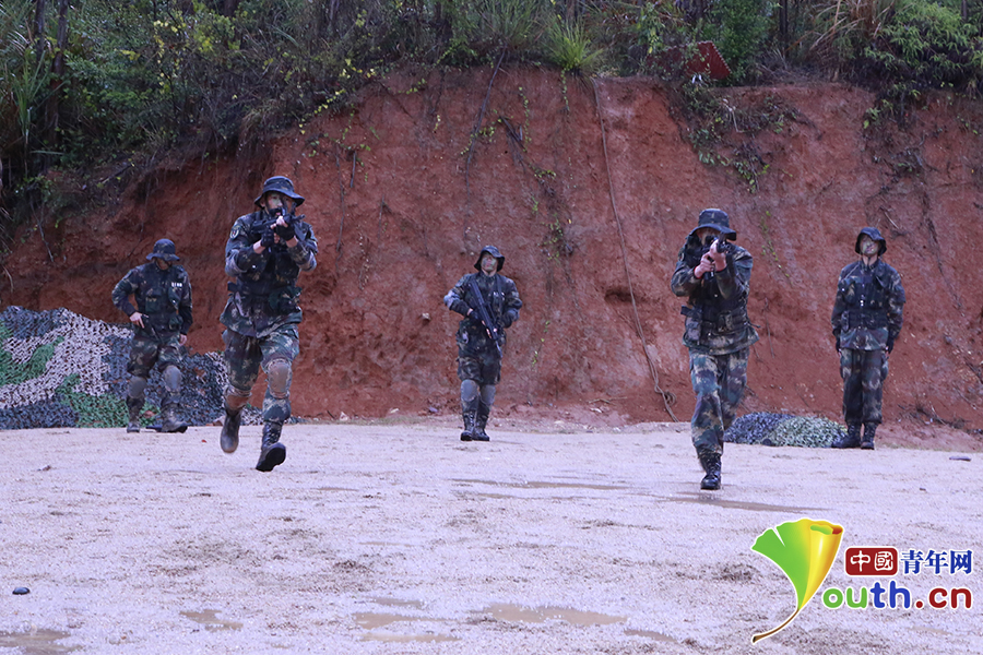 火箭军战士雨中演练战术动作。 中国青年网记者 卢冠琼 摄