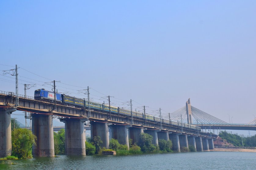 中国最贵的火车票,比飞机票还贵近3倍,穿越3国