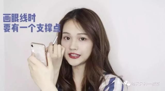 大家都是内双,为什么周冬雨的眼线那么好看?