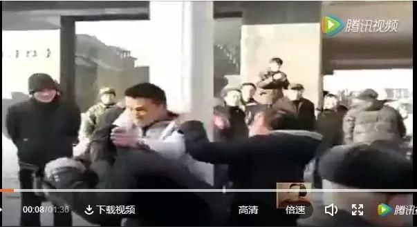 男孩踢人遭过肩摔狂踩头:父母对孩子打不还手