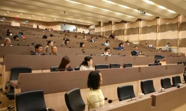 211大学任教一年16万,教授:好少!100万才算中