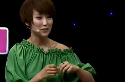 郭德纲调侃谢楠绿裙子绿鞋子就差绿帽子了 谢