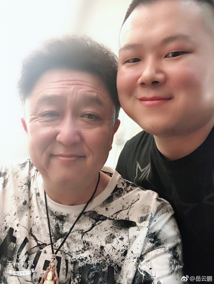 于谦和岳云鹏.这腼腆的笑也是很经典了.