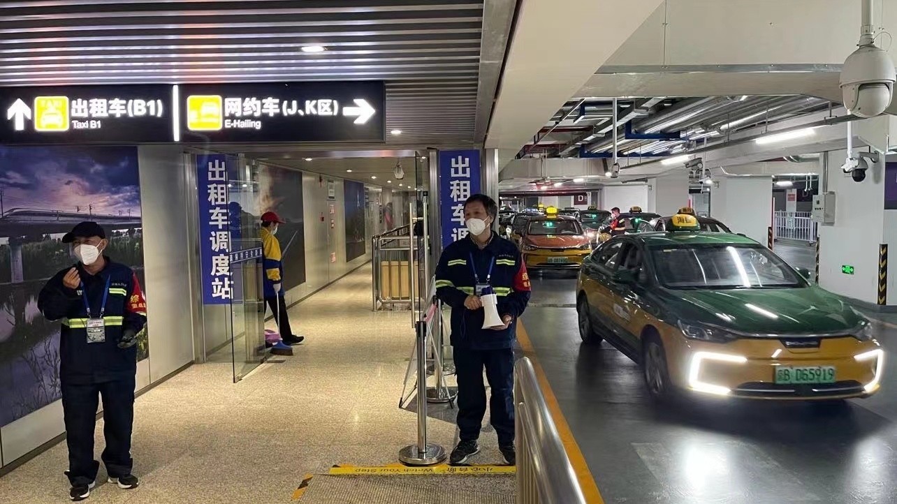 北京朝阳站周边道路易拥堵,建议旅客尽量选择公共交通出行 北京朝阳站周边道路易拥堵,建议旅客尽量选择公共交通出行