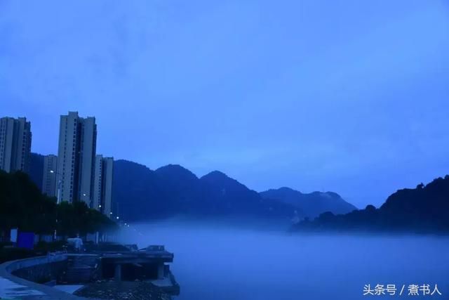 湖北长阳清江夜景,红雾横江,漂了个亮