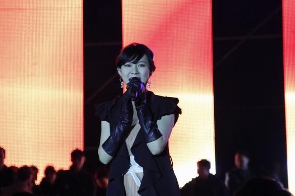 这位明星,全球的人都以为她不在了,传言果真