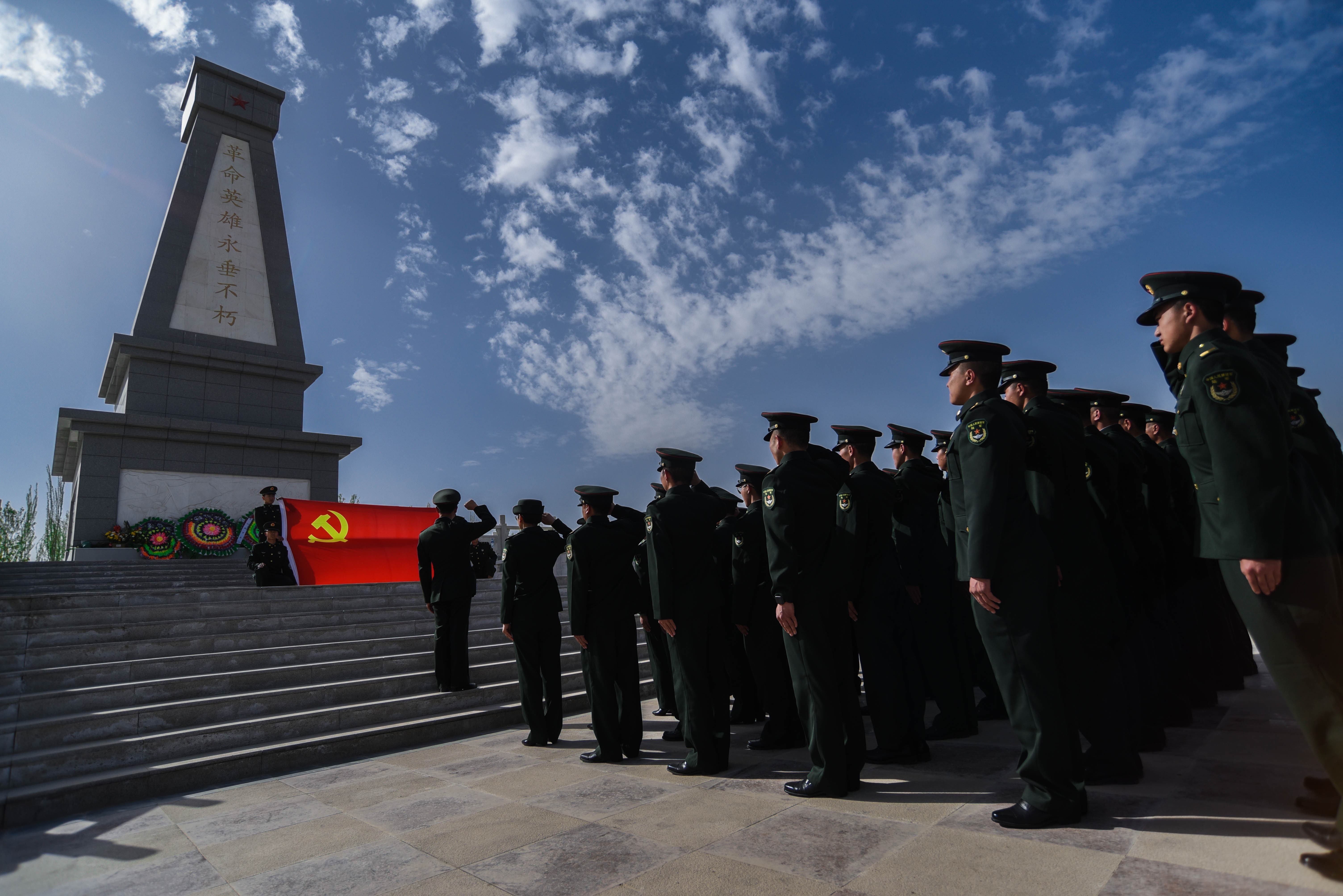 烈士陵园举行以"缅怀革命先烈,传承红色血脉"为主题的清明祭奠活动