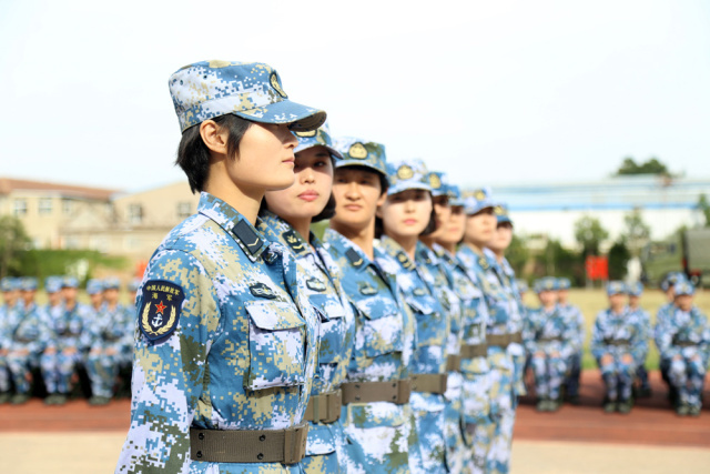 18岁的藏族姑娘央金和边珍，9月11日就来到青岛报道，她们是最早到达训练基地的一批女兵。