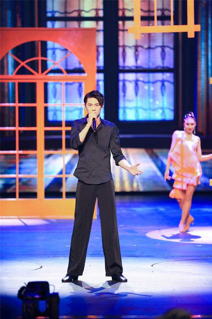 王珞丹来“踢馆” 陈建斌开着火车上台“拼” 王珞丹来“踢馆” 陈建斌开着火车上台“拼”