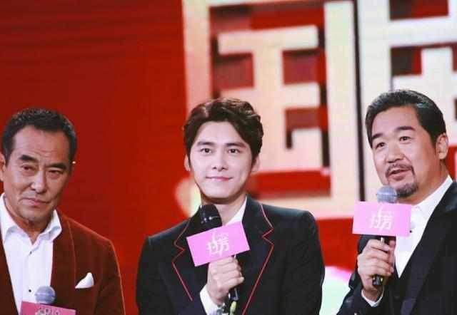 李易峰片场惹哭赵丽颖就跑了 杨幂吊带配旗头