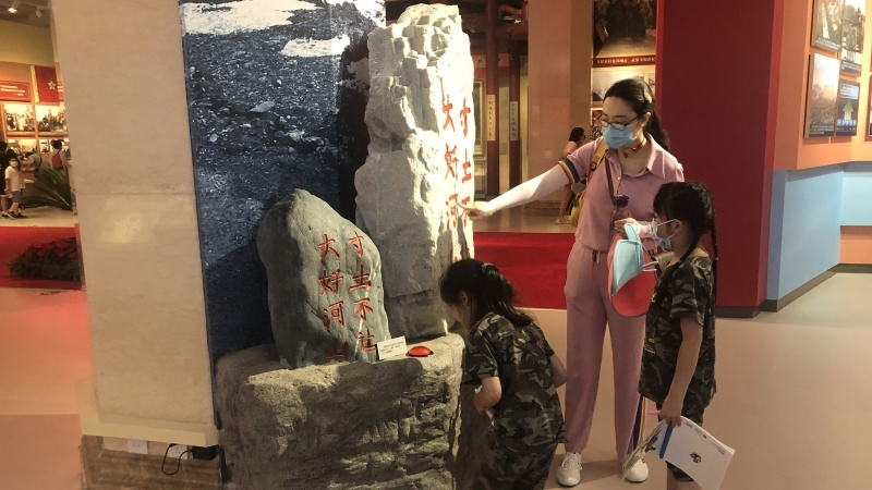 三件“新时代卫国戍边英雄”遗物，与一本留言簿