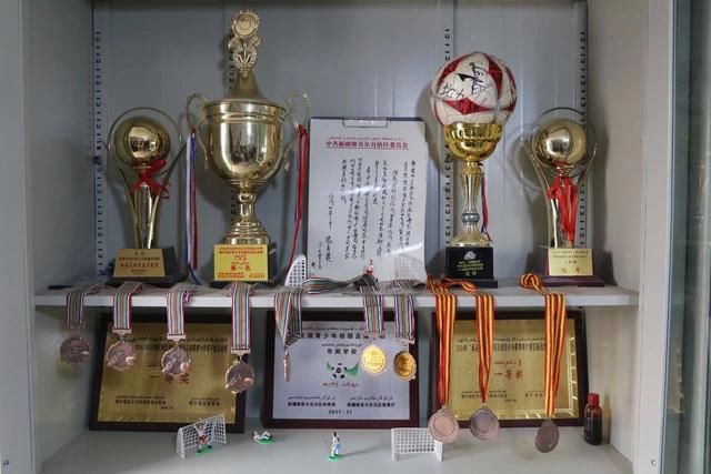 谁是球王?喀什夏马勒巴格镇中心小学的儿子娃