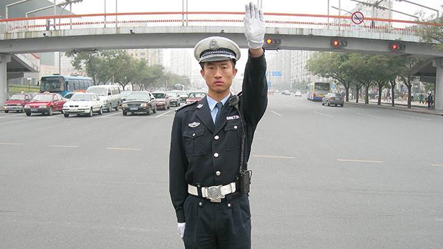 青春定格最美长街 曹毅与战友永远在一起 青春定格最美长街 曹毅与战友永远在一起