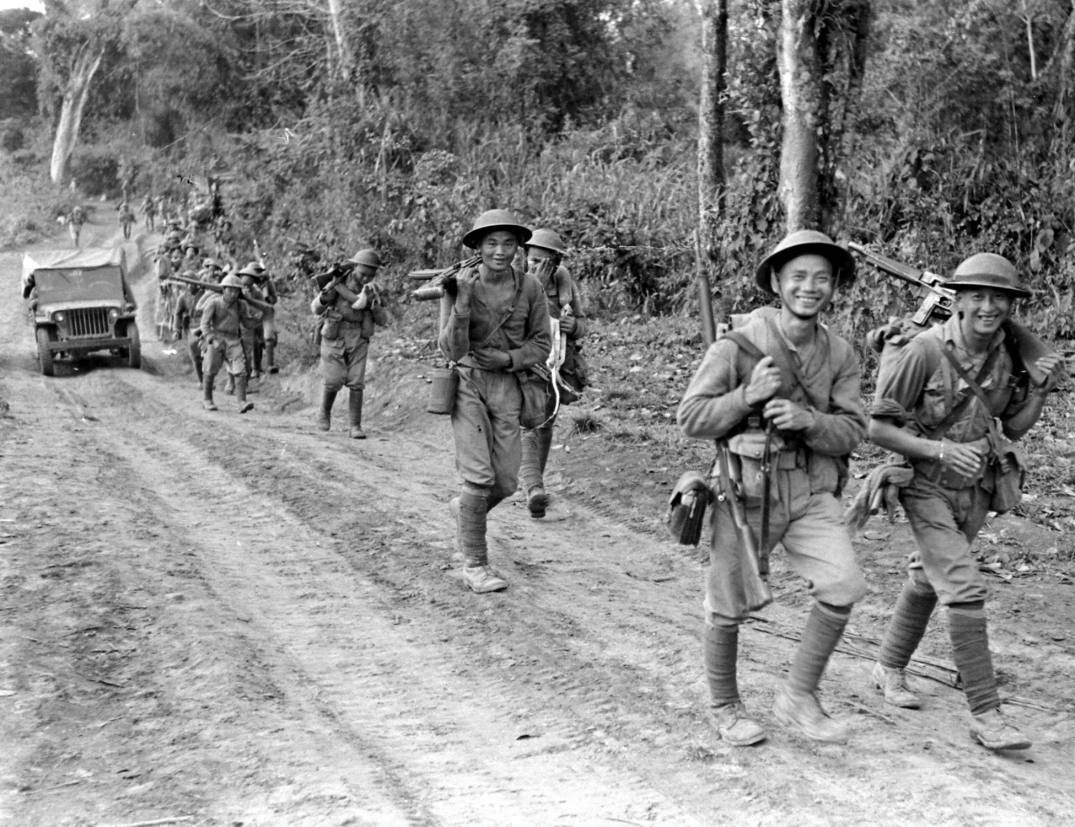 英国方面不想让日军开进缅甸，同时也惧怕中国军队开进缅甸会有损于他对缅甸的统治，因而迟迟不让中国军队进入缅甸先期布防。直到1942年2月，日军的进攻已经迫在眉睫的时候才匆忙要求中国军队进入缅甸布防。图为中国远征军1944年在缅北战场。