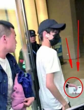 继王源滚床单手机壳曝光后,易烊千玺的也曝光