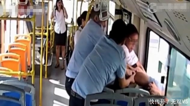 女子公交车上睡觉,遇咸猪手女子发觉呵斥男子