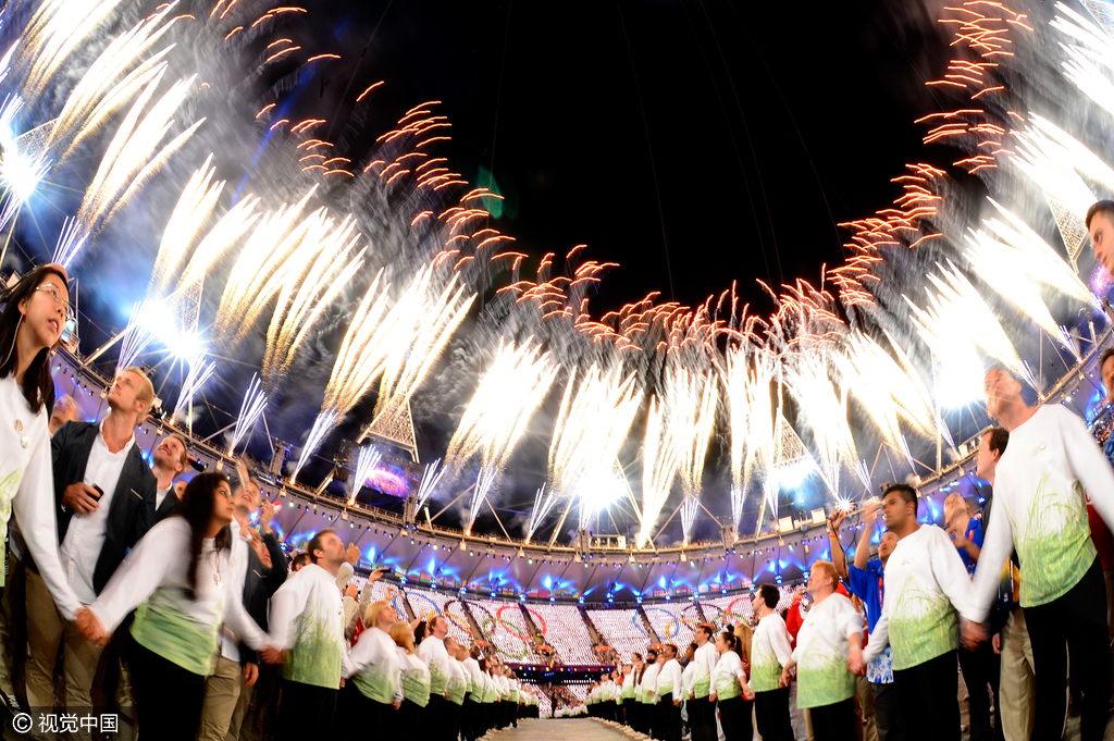 噢，最后是谁点燃了奥运圣火？不是大卫·贝克汉姆。他在落选英国国家足球队后无缘奥运会。2012年伦敦奥运会