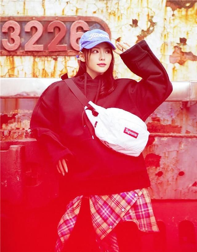 张嘉倪冬季街拍造型,卫衣配过膝长筒靴尽显搭