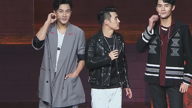 三大男神同台演唱《光辉岁月》 三大男神同台演唱《光辉岁月》