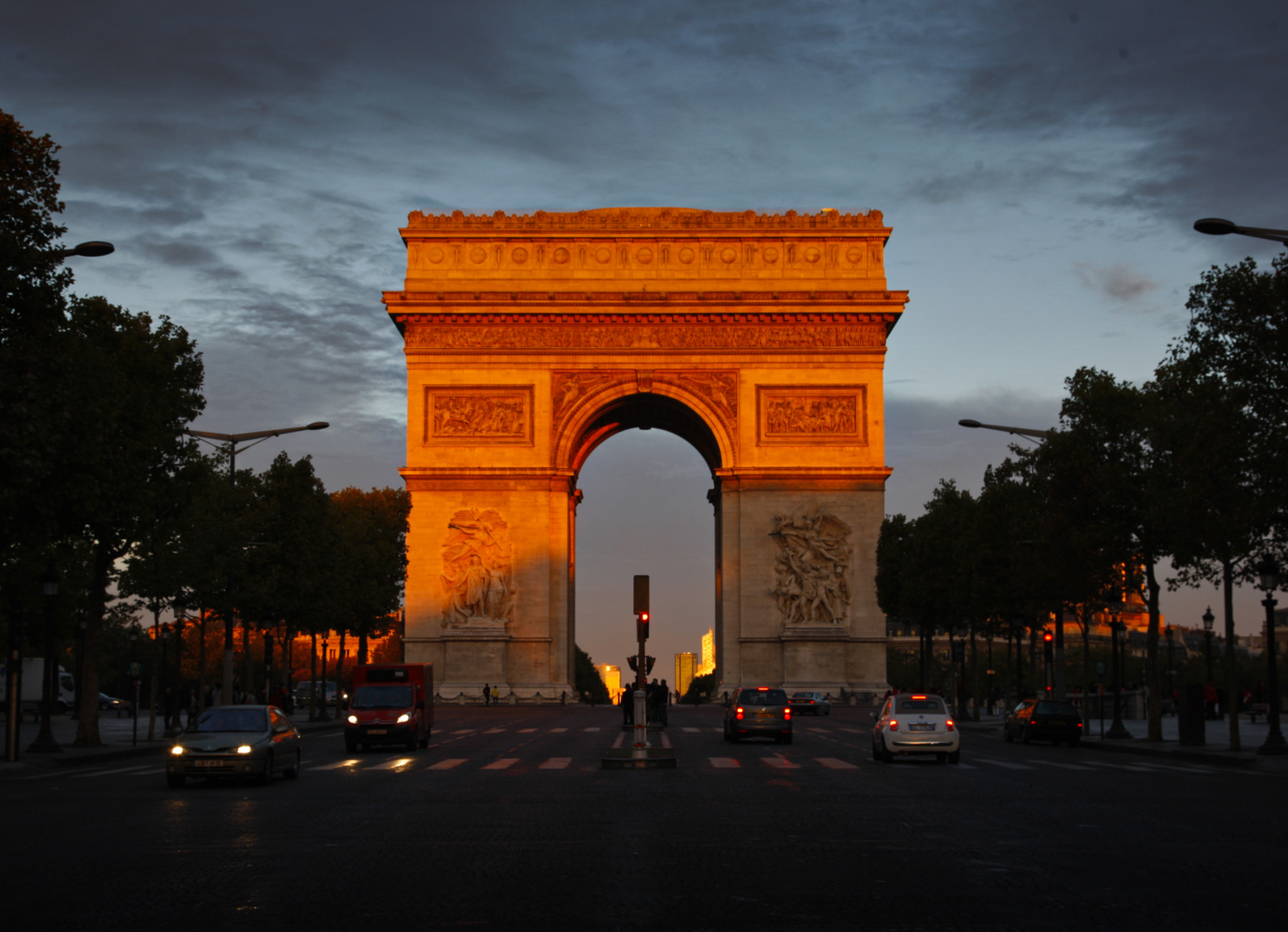 《凯旋门之晨》