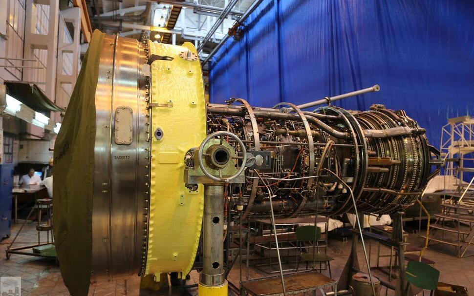 这种大型涡扇发动机有两个支架即可安装。