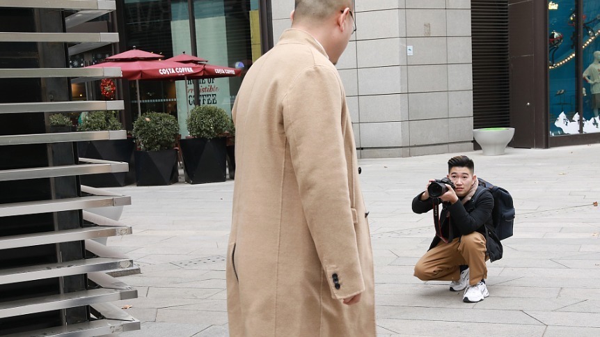 左手打光，右手拍摄，张学文一个人就能把一套工作搞定。尽管生意越来越好，他还是没给自己找个助理，拍摄、打光、修图、淘宝客服、美工全部自己来。“这些我都能做，没必要请人帮忙，我想尽快在北京扎根。”如今的生活，时间自由，月入2万，对于一个在北京拼搏的95后来说，张学文很满意现在的生活。