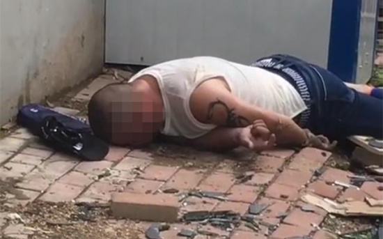 开原男子喝药自杀倒在路边 好心路人报警救助