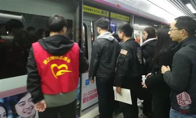 武汉地铁站里的志愿者团队:把服务用语编成顺