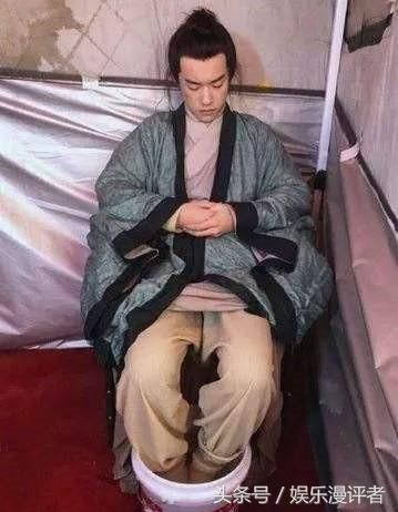 明星片场照:杨幂抠脚,易烊千玺泡脚,胡歌竟然在