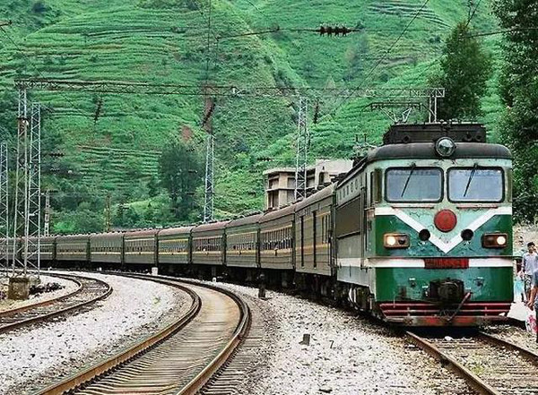 相信有的朋友不会陌生,在20世纪90年代以前,绿皮车是中国火车的标志性