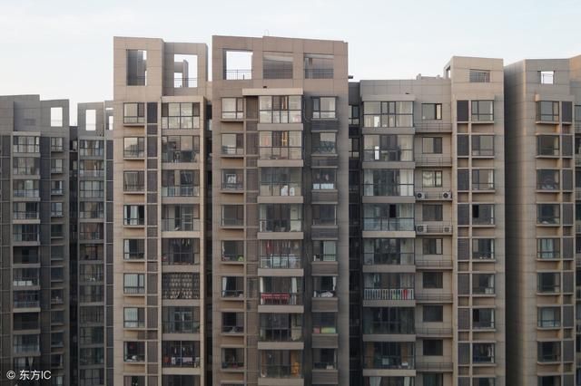 十八层的小高层一梯两户,九十四平公摊面积得