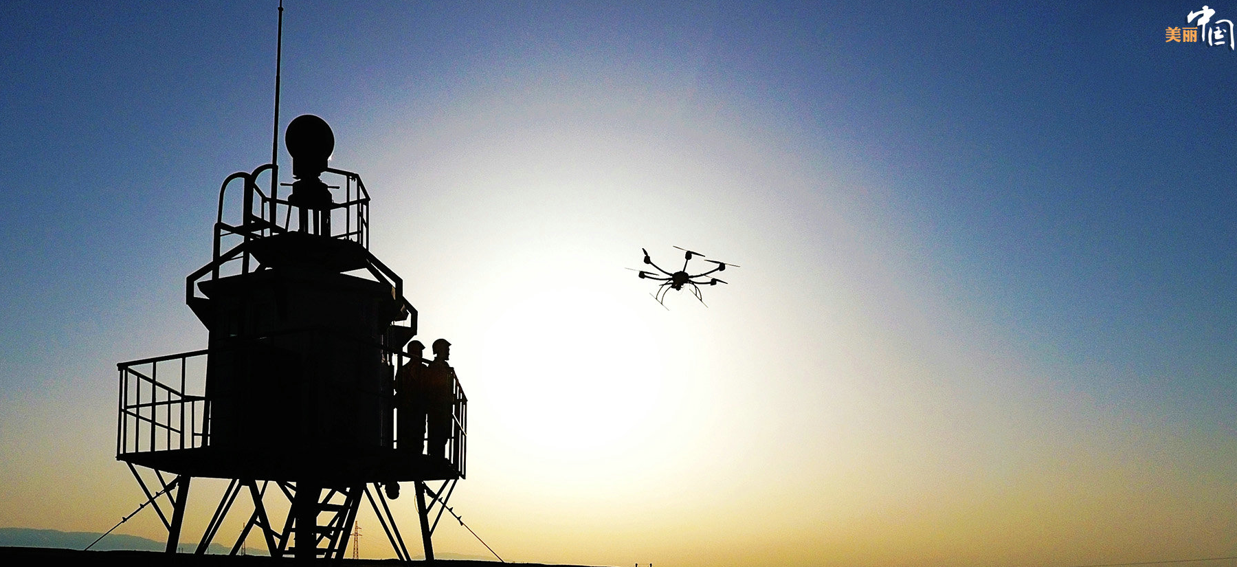 新疆某边防团,一架无人机在协助哨兵观察边境情况。赵永峰 摄