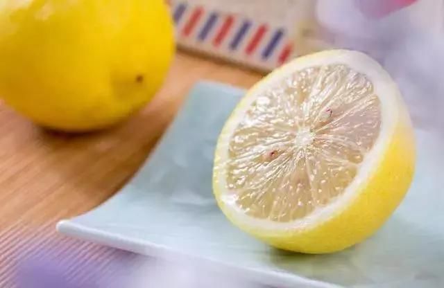 抿嘴后下巴毛孔凸起白米粒! 清除用2招就好