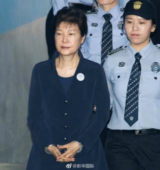 朴槿惠进看守所后首露面 崔顺实哽咽称愧对 朴槿惠进看守所后首露面 崔顺实哽咽称愧对