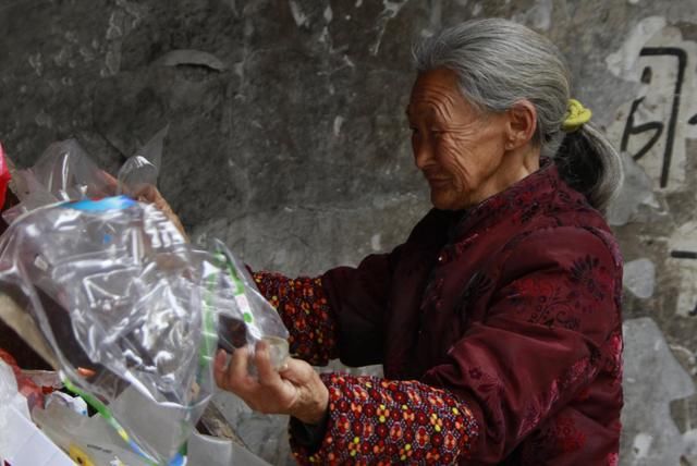 嫌弃捡破烂的婆婆,母亲住院后她塞给我一团花手绢,我赶紧叫她妈