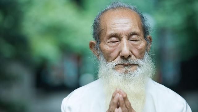 农村老话俗语:生不睡柳,死不睡杨是啥意思,为