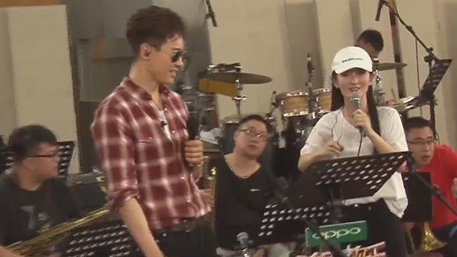 谢娜曾为高云翔洗脚 如今“兵戎相见” 谢娜曾为高云翔洗脚 如今“兵戎相见”