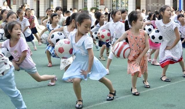 国足后继无人武磊已算顶级!太多人打着校园足