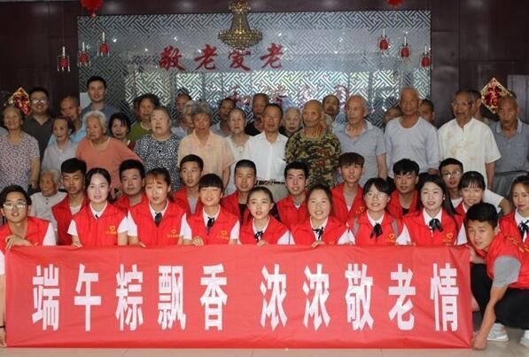 陕西国防工业职业技术学院大学生志愿者敬老院