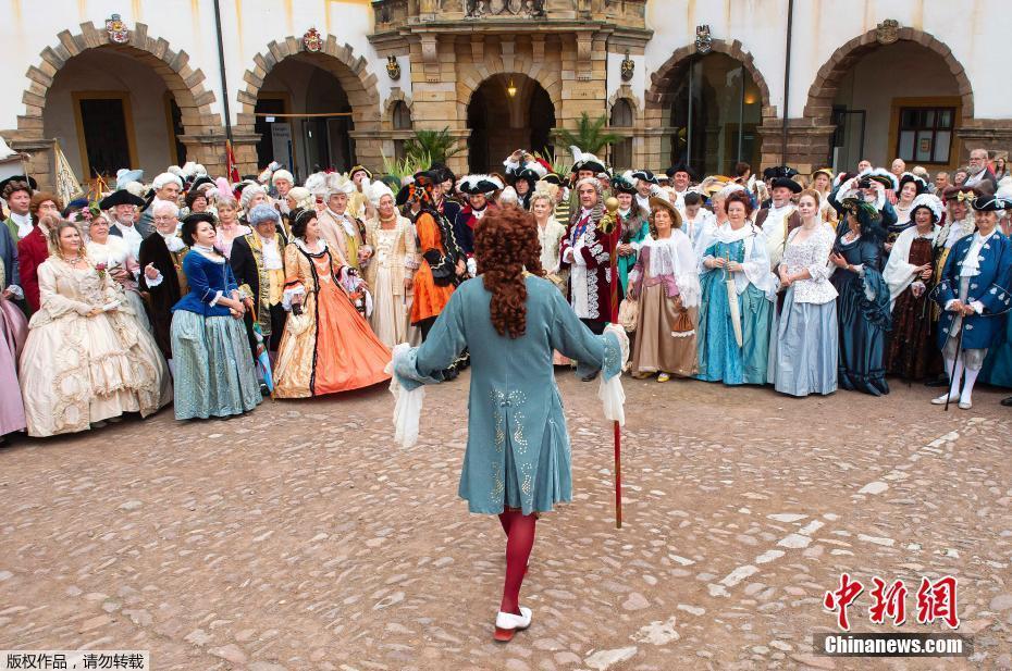 当地时间8月25日，德国哥达民众参加一年一度巴洛克节，穿上古装仿佛穿越回到18世纪。