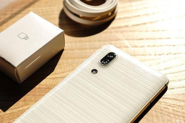 轻松单手掌控 夏普AQUOS S2异形全面屏手机