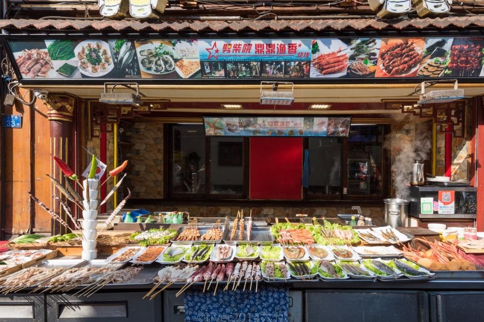 实拍青岛最知名美食街,大虾15元2只明码标价