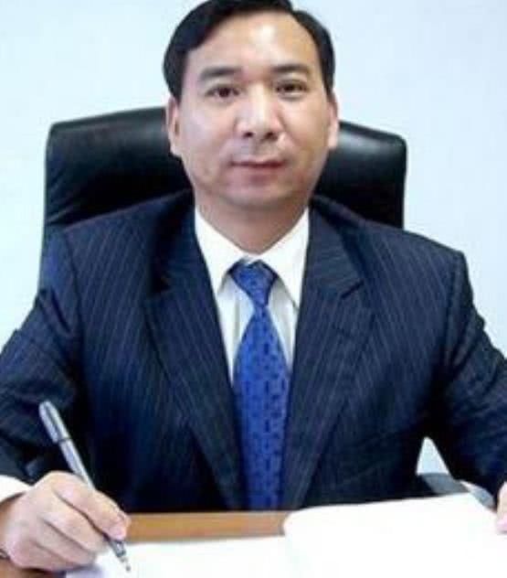 16被安排到银行工作,31岁下海曾助亲戚登首富