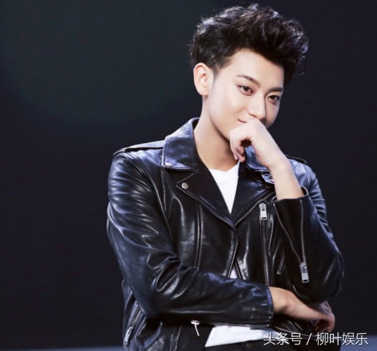 黄子韬纯素颜直播,脸型崩坏黑眼圈超明显,网友